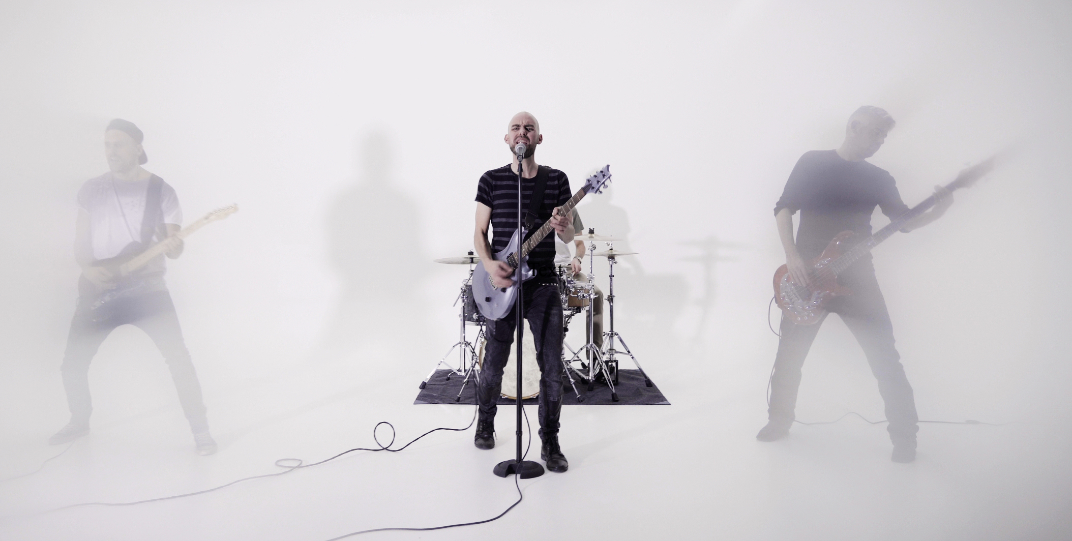 Die Band von vorne im Nebel